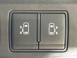 【両側パワースライドドア】スマートキーや運転席のスイッチで後席両側スライドドアの開閉が可能♪電動だから力を入れてドアを開ける必要が無く、小さなお子様でも簡単に開け閉めでき快適です♪