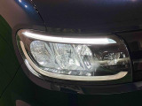 対象物が見やすく白く明るい光で夜間走行をサポートするフルLEDヘッドランプ(サイドビューランプ、クリアランスランプ、マニュアルレベリング機能付き)を装備