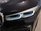 【LEDヘッドライト】先進のLEDテクノロジーを採用。放射される白色光の周波特性は太陽光に近く、バイキセノン・ヘッドライトを上回るコントラストで更に明るく輝きます!