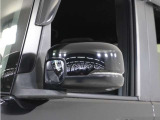◆ドアミラーウインカー◆ドアミラーにウインカーを装備しています。対向車に自身の進行方向を合図し安全に運転できます。