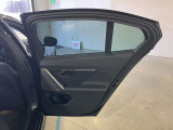 アンビエントライト:直接照明と間接照明を組み合わせて車内を印象深く演出し、寛ぎに満ちたインテリアの雰囲気を生み出します。