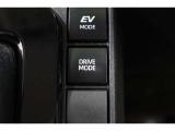 燃費をより向上させるエコドライブモードとパワフルな走行を愉しめるパワーモードを選べるスイッチが付いております!