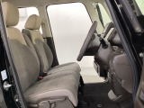女性でも運転がしやすいように、シートの高さ調整機能(シートリフター)がついています。運転席と助手席の間が空いている為、助手席側への移動がスムーズです。交通量の多い道でも助手席側から乗り降りができます。