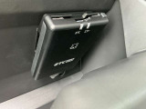 高速道路の料金所もスムーズに通過できるETC。阪神高速はETC使用時に距離料金でお得になります!グローブボックスの中に貼り付けているので、綺麗にスッキリ収まっています。ナビゲーション連動機能付!!