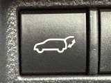 【パワーバックドア】荷物を抱えた状態でもリアゲートの開閉が可能です!お買い物時やアウトドアの際に役立ちますね。