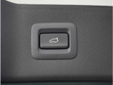 【パワーバックドア】スマートキーや運転席のボタンを押すだけでリアゲートが自動で開閉します。両手に荷物を持っている時や高い位置のバックドアを閉める際に便利な機能です。