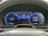 洗練されたデザインのメーターが、運転に集中できる空間を演出します。必要な情報を分かりやすく表示し、快適なドライビングをサポートします。