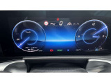 【コマンドシステム】センターのコントローラーとスイッチ類及び音声認識機能により、ナビゲーションやオーディオ&ビジュアル、車両設定等を安全に操作できます。また高精度ディスプレイを採用しています。