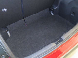 後席使用時でも、十分な荷室空間を確保しております。