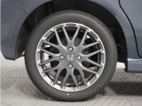 ◆純正ホイール装着車◆シンプルなデザインのホイールキャップ付きです。