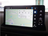 ◆Google マップ◆運転中も音声だけで安全に目的地設定ができます。交通状況の変化をリアルタイムに反映し、最適なルートをご案内します。