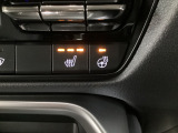 運転席、助手席には3段階で温度調節が可能なシートヒーターを装備しております。ステアリングヒーターはハンドルをじんわりと温めます♪寒い朝でも快適に運転できますよ♪