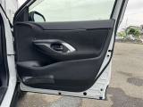 運転席ドアの内張です!使用感が少なくきれいな状態です!ドリンクホルダーや収納も備わっています!