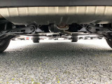 車体の下廻りに防錆処理ノックスドールを施工済みです。雨水や融雪剤、潮風によるサビの発生や進行を抑え、下回りのコンディション維持をサポートします。雪道や沿岸部での走行時にも役立つ実用的な対策です。