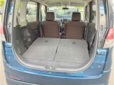 後部席を左右倒しますと広い荷室空間が確保できます