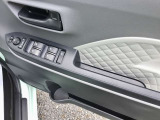 パワーウィンドウのスイッチですよ。運転席に居ながら窓を開け閉めのコントロールできますよ!ロック機能で、子供がイタズラして窓を開けるという事もなくなります!