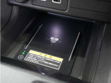 ◆ワイヤレス充電器◆ワイヤレス充電規格Qiに適合した機器を充電エリアに置くことで使用できます。
