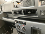 品質へのこだわり!フロアマットやシートなど車内をキレイに清掃し、ニオイや汚れなどを徹底的にクリーニングしてもらっております。室内はピカピカです☆