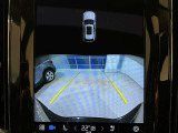 便利なバックビューカメラを装備し、ステアリング舵角に合わせたガイドライン表示もおこないます。CTA(クロストラフィックアラート)も内蔵し、見えない死角からの危険も警告します。