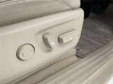 スイッチ一つでシート調整可能な電動パワーシートです。 細かい調整ができるので、何時でも思い通りのポジションが取れますね。