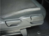 ◆シートハイトアジャスター◆運転席を上下に高さ調節ができます!運転ポジションを体格に合わせてシート調整できます。