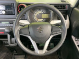 インテリアに合わせたデザインのステアリングは、運転される方のことも考え、運転しやすい形状、大きさです。是非一度、実際に触ってお確かめください。