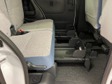 【置きラクボックス(後席)】 フロアに直接置きたくない荷物の収納に便利です