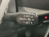 クルーズコントロール機能が付いています。 速度を設定するとアクセルを踏まなくても一定の速度で走ることができます。  高速道路ではとても便利な装置なんです。