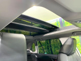 【サンルーフ】開放感たっぷりの希少装備、サンルーフが装着されています!車内に明かりを取り入れたり景色を楽しむ以外にも、車内の空気も簡単に換気できて快適です!