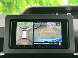 安全運転をサポートするバックモニター。駐車や後退時の視界を広げ、スムーズな運転を支援します。車両周辺の状況を映像で確認できます。