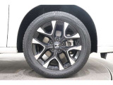 純正のアルミホイールが足元を飾ります!タイヤサイズは225/55R18 になります。