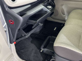 グローブボックス周り 運転席から中に収納した物をすぐに取り出せて便利です。