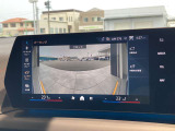 車の先端より更に先を見渡せるパノラマビュー。左右の状況も判断しやすくなるので、狭い路地を走る際に重宝します。