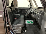 ベンチシート形状で足元も含め広々ゆったり座っていただけます。運転席側に装備してますセンターコンソールボックスを利用頂くとセパレートしてリラックス、ベンチにして開放的に2タイプお好みに合わせ使えます。