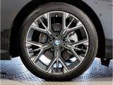 【BMWアロイホイル】軽量かつ強度に拘ったアロイホイル。走行性能ポテンシャルを引き出す設計。車の足元を引き締めてくれる大きなポイントはアロイホイルです。