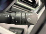 周りの明るさに応じて点灯するオートライト。ワンタッチターンシグナル機能付き方向指示器になっています。レバーはターン位置で固定されず、手を離すと元の位置に戻ります