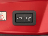 パワーバックドアになっていて、スイッチひとつでラクに閉めることが出来ます!