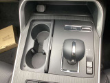 スマートフォンを置くだけで手軽に充電できるワイヤレス充電(Qi)機能を搭載!面倒なコードの抜き差しが不要で、ドライブ中も車内をすっきり保てます。毎日の通勤や長距離移動を便利にする先進の快適装備です。