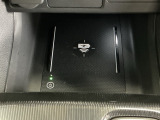 【ワイヤレス充電器】Qi対応のスマートフォンを置くだけで充電ができます。