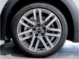 BMW純正アルミホイールです。納車時にはアルミホイールコーティングも承っております!是非ご検討下さいませ。