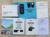 スマートキーは2個あります。ドアの開錠・施錠はもちろんですが、鍵を取り出さなくてもエンジンを始動出来ます。両手に荷物をお持ちの時でも、大変便利です。また保証書・取扱説明書もございます。