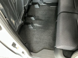 しっかりと汚れ、砂ぼこりを落とし足元まで清潔な車内空間を作り上げております♪