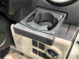 運転席側ワンプッシュ式オートオープンカップホルダー