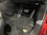 内装工程では、中古車を気持ちよくお乗りいただけるよう清掃しております。シートの洗浄はもちろん、ニオイの元となるフロアカーペットまで洗浄・消臭を実施。