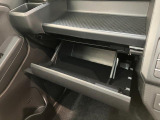 品質へのこだわり!フロアマットやシートなど車内をキレイに清掃し、ニオイや汚れなどを徹底的にクリーニングしてもらっております。室内はピカピカです☆