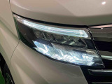 対象物が見やすく白く明るい光で夜間走行をサポートするフルLEDヘッドランプ(ロー/ハイビームオートレベリング機能付き・クリアランスランプ・ポジション・ターン付)を搭載