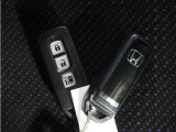 ◆スマートキー◆カギをバッグやポケットに入れたままでもドアロックの開閉ができる『スマートキー』付き!雨天や暗くなってもカギを取り出す必要がなくドアの開錠&エンジンも始動できます