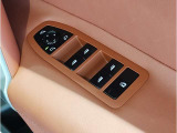 BMWはドアが分厚いです。衝突によりドアがつぶれてしまった場合にも外からいち早くドアを開けれるよう考えられています。数十秒の救出の遅れが命につながりかねない場合、こういった配慮が重要なポイントです。