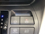 HOLD機能付きの電動パーキングブレーキ。HOLD機能を使用すると、信号待ちなどでフットブレーキから足を放しても、車は動かずそのまま停車してくれます。ドライブなど足が疲れた時には便利な機能です。