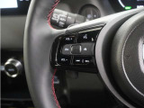 ハンドルにオーディオ操作用スイッチを備え、手を放さずに操作可能。安全性と利便性を両立しています。
